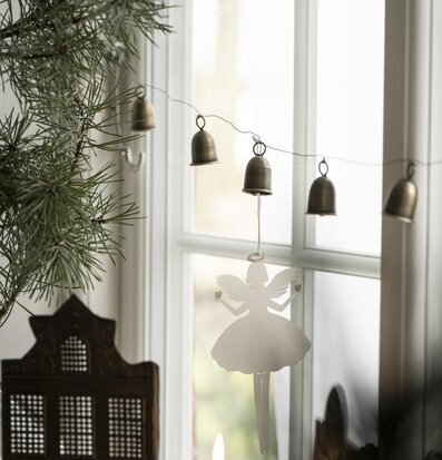 Bild av stämningsfull inredning med klockgirlang