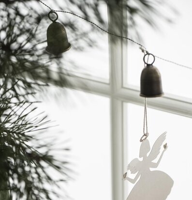 Bild av dekorativ girlang med klockor och ängel