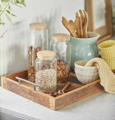 Bild av stilrent kök med glasburkar och trädetaljer