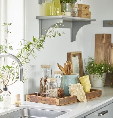 Bild av stilfullt organiserat kök med praktiska detaljer