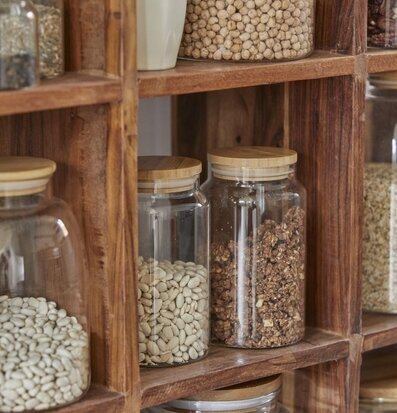 Bild av ett rustikt kök med glasburkar och träskåp