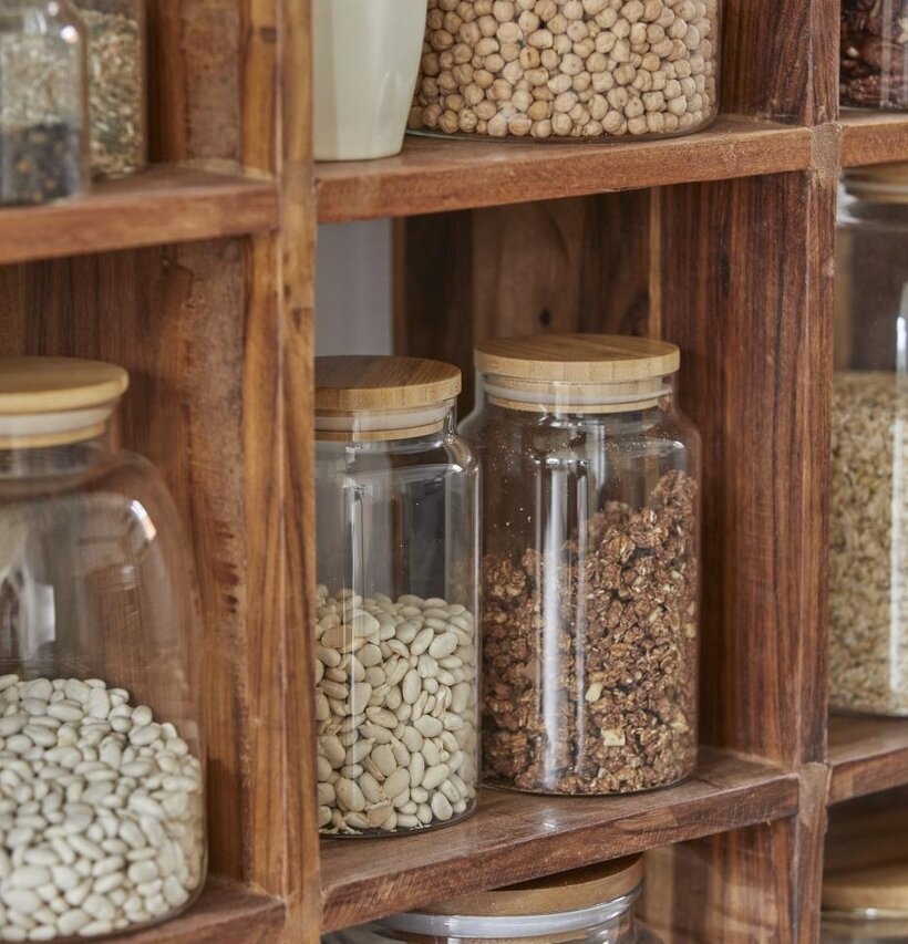 Bild av ett rustikt kök med glasburkar och träskåp