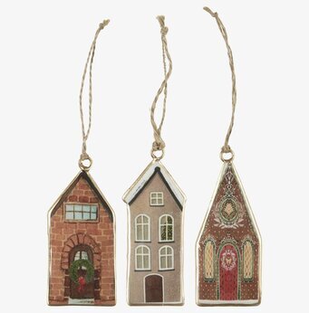 Bild av tre dekorativa plåtskyltar med jutesnöre