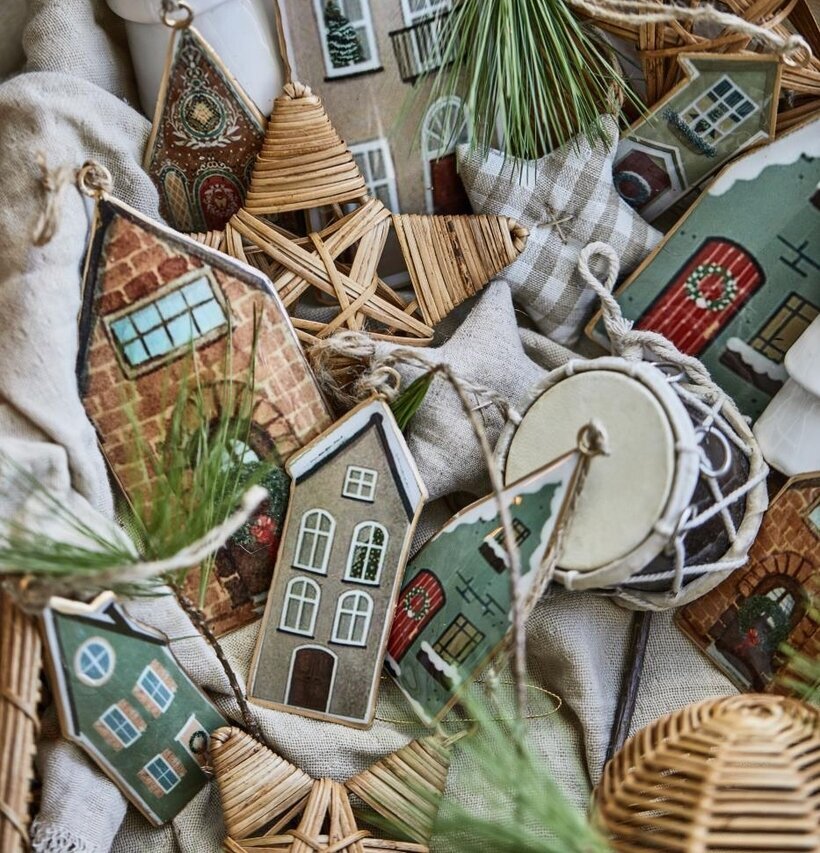 Plåtskylt Med Jutesnöre från IB Laursen i rustik miljö