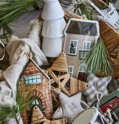 Bild av juldekorationer med rustik och varm känsla