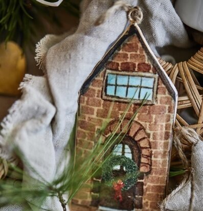 Bild av rustik plåtskylt med festlig krans och stjärna