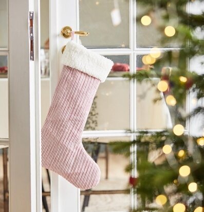 Bild av hemtrevlig julscen med elegant dörr och strumpa