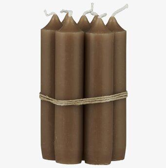 Bild av eleganta bruna stearinljus i rustik stil
