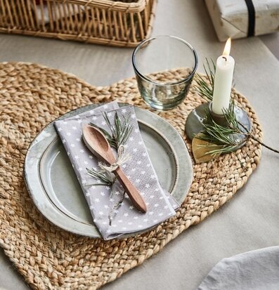 Bild av rustik bordsdukning med naturnära detaljer