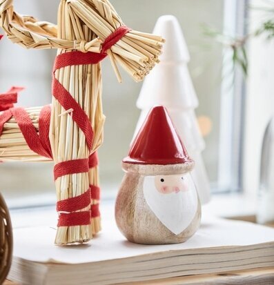 Bild av juldekorationer med tomte och halmbock