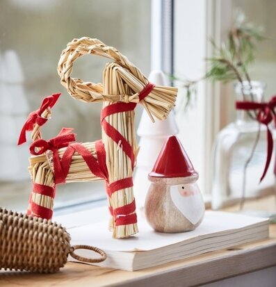 Bild av charmig vinterdekoration med tomte och bock