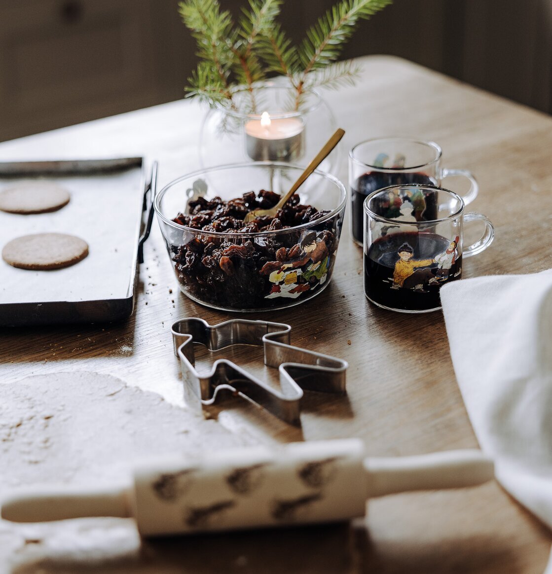 Glöggset - Barnen I Bullerbyn från Storefactory på träbord