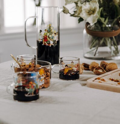 Bild av stämningsfull dukning med glögg och tilltugg