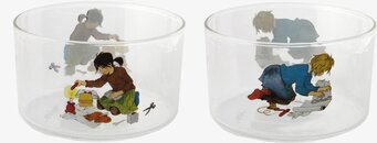 Bild av eleganta glasskålar med lekfulla illustrationer