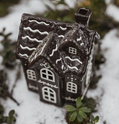Bild av dekorativt pepparkakshus i vintermiljö