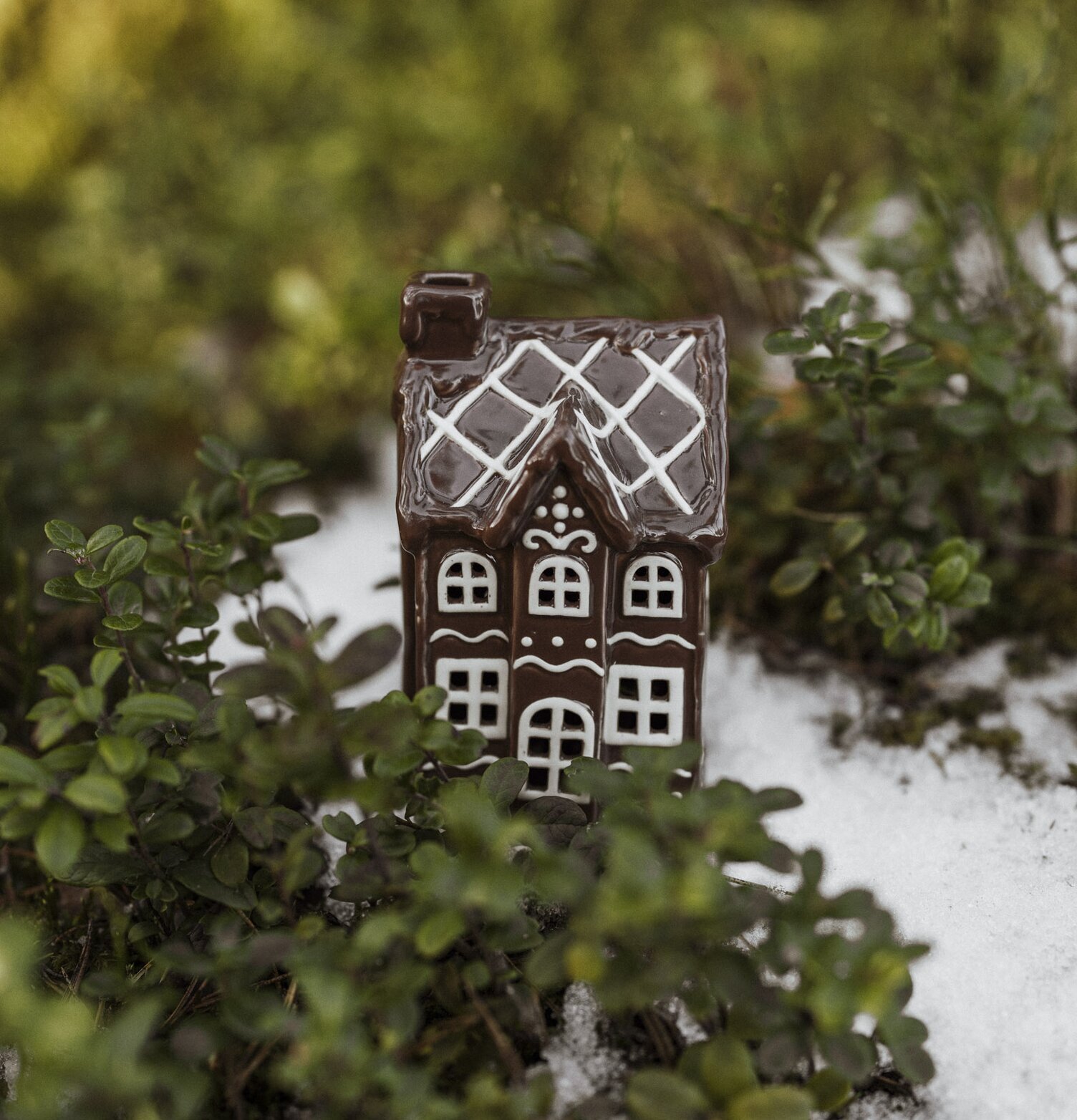 Bild av charmig ljuslykta formad som pepparkakshus