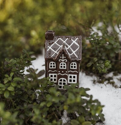 Bild av charmig ljuslykta formad som pepparkakshus