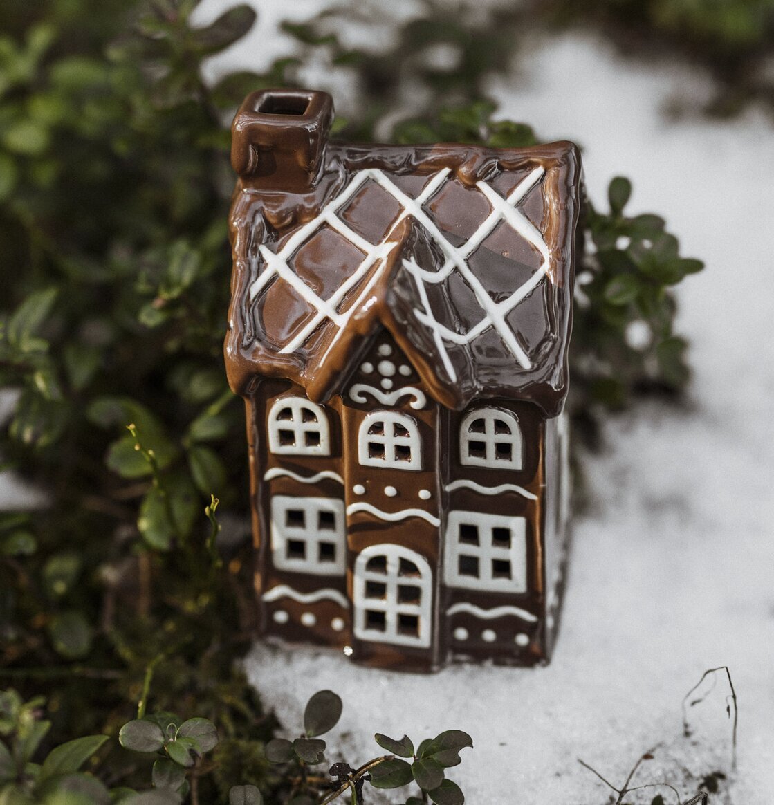 Bild av charmigt pepparkakshus i vintrigt landskap