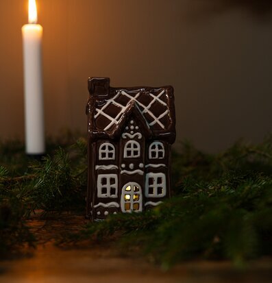 Bild av ljuslykta som sprider julstämning och värme