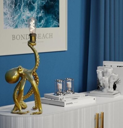 Bild av stilren interiör med gyllene bläckfisklampa