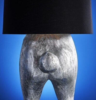 Bild av unik golvlampa med kaninform och silverfinish