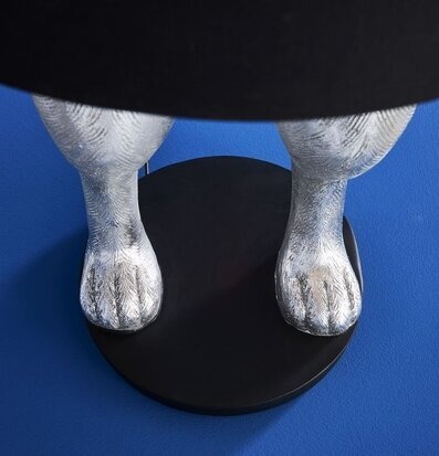 Bild av elegant golvlampa med skulpturala detaljer