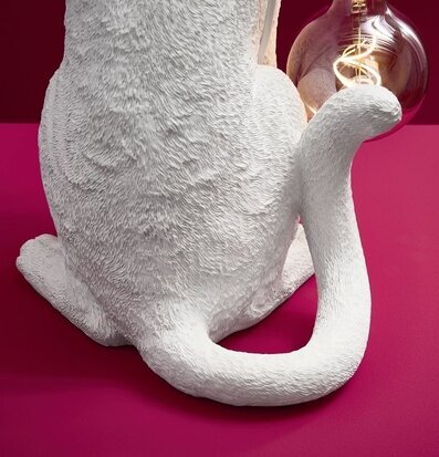 Bild av unik bordslampa i kattform med skulpturdetaljer