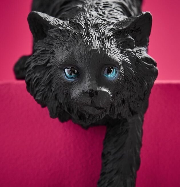 Bordslampa katt Chichi, svart, från Werner Voss mot rosa vägg