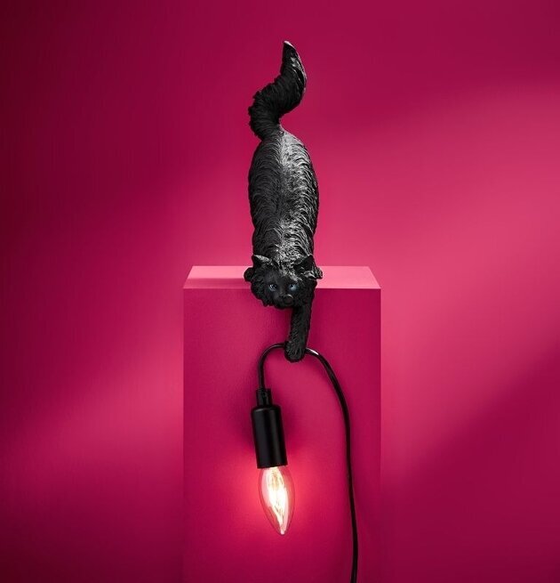 Bordslampa katt Chichi, svart från Werner Voss i rosa miljö