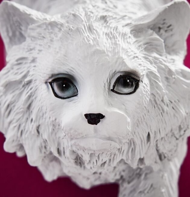 Bordslampa Katt Chichi Vit från Werner Voss i magenta miljö