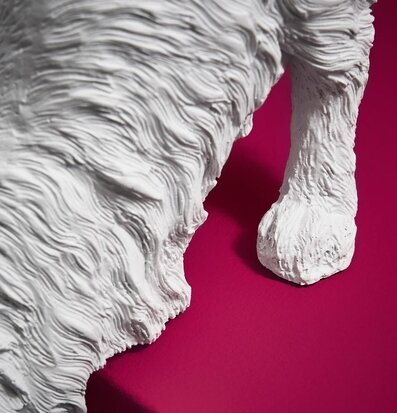 Bild av detaljerad och stilren bordslampa i vitt