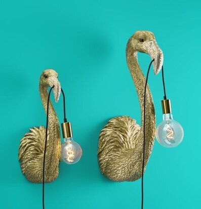 Bild av konstnärlig vägglampa med guldiga flamingor