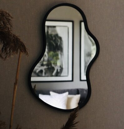 Bild av konstnärligt utformad spegel i modern stil