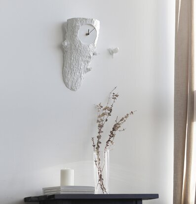 Bild av elegant väggklocka i minimalistisk miljö