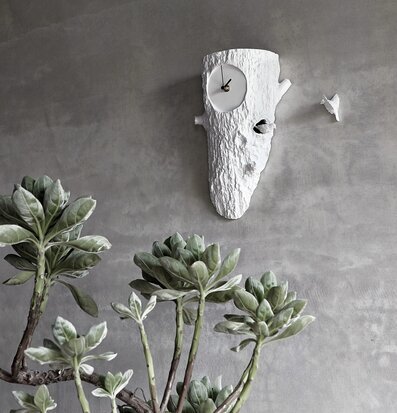 Bild av stilren väggklocka med naturinspirerad design