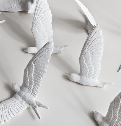 Bild av elegant svalinstallation med djup och rörelse