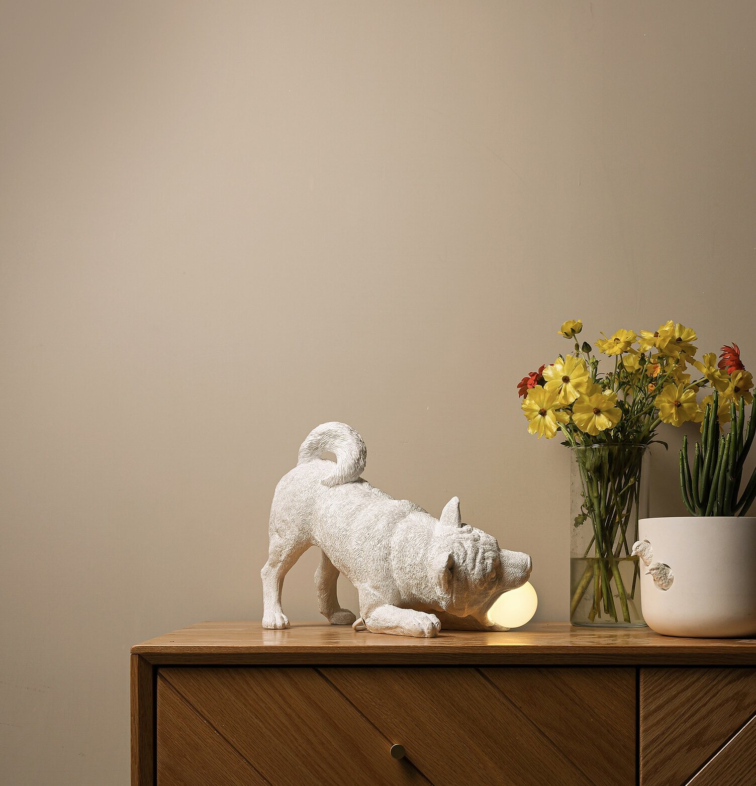 Bordslampa Playful Dog från Haoshi Design på ett träbord