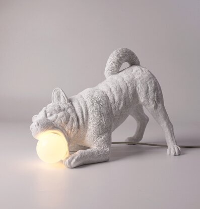 Bild av unik bordslampa formad som en lekfull hund
