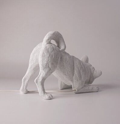 Bild av lekfull hundformad bordslampa i vitt