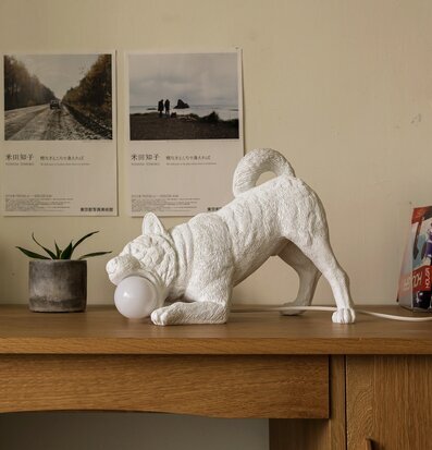 Bild av charmig bordslampa i kreativ skrivbordsmiljö