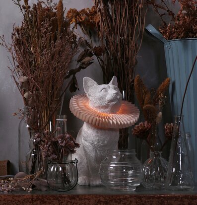 Foto av konstnärlig bordslampa i form av vit katt