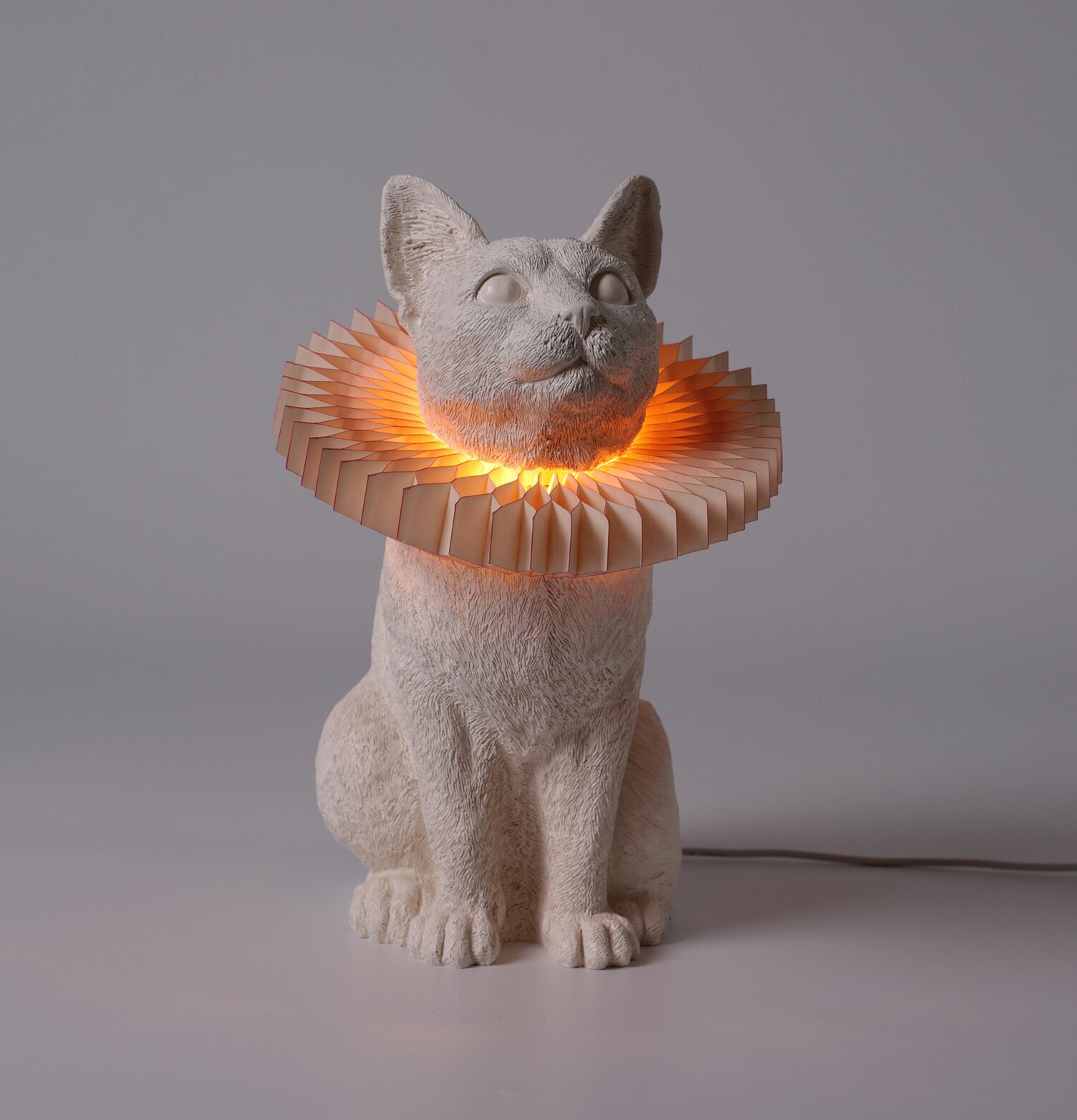 Bordslampa Cat X Vit från Haoshi Design i vit kattskulptur