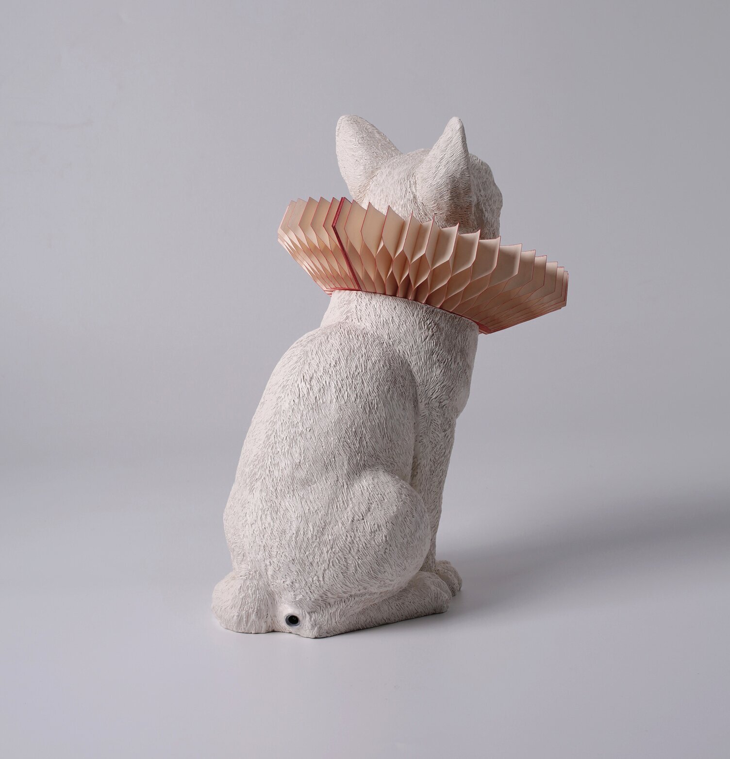 Bordslampa Cat X Vit från Haoshi Design med veckad skärm