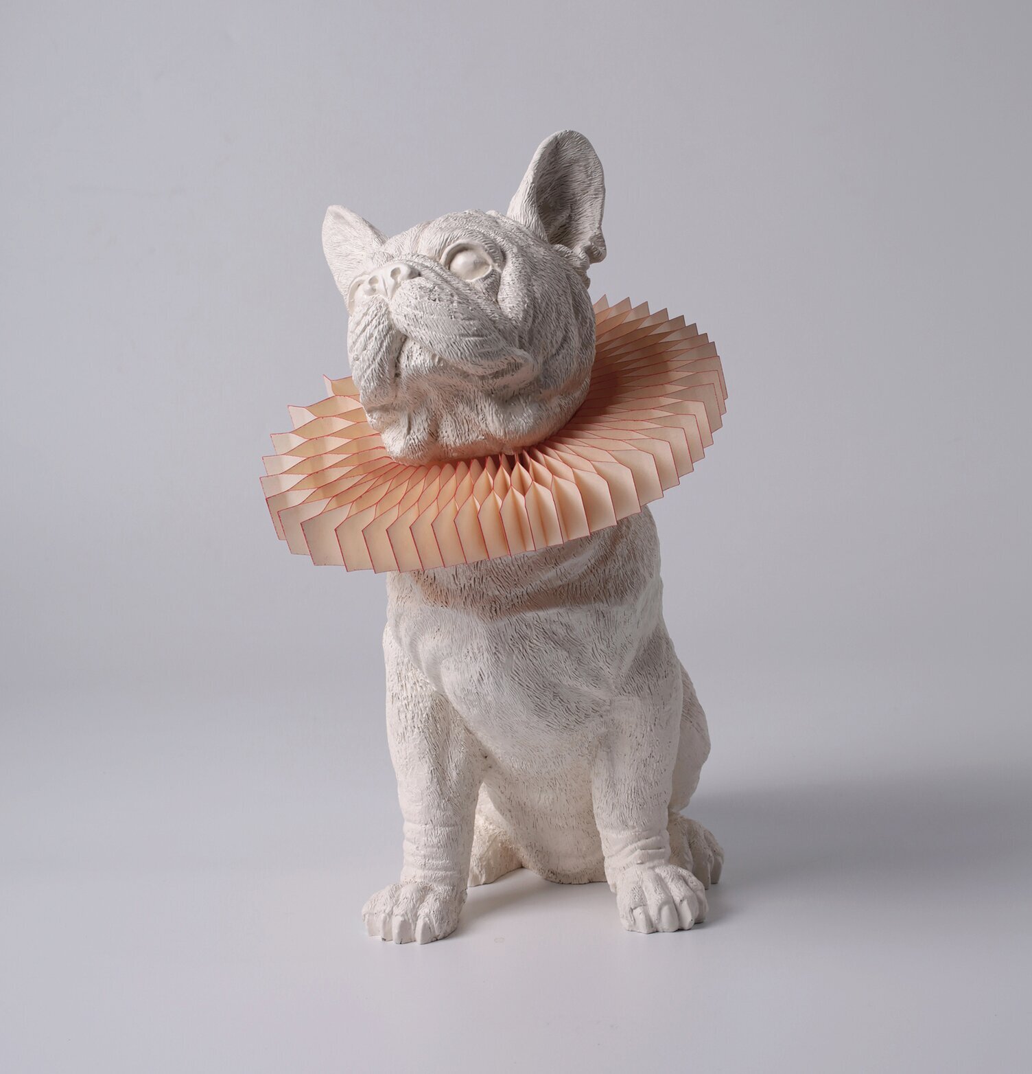 Bild av unik bordslampa i form av en vit bulldog