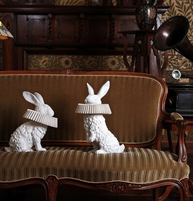 Bild av elegant inredning med kaninformade lampor