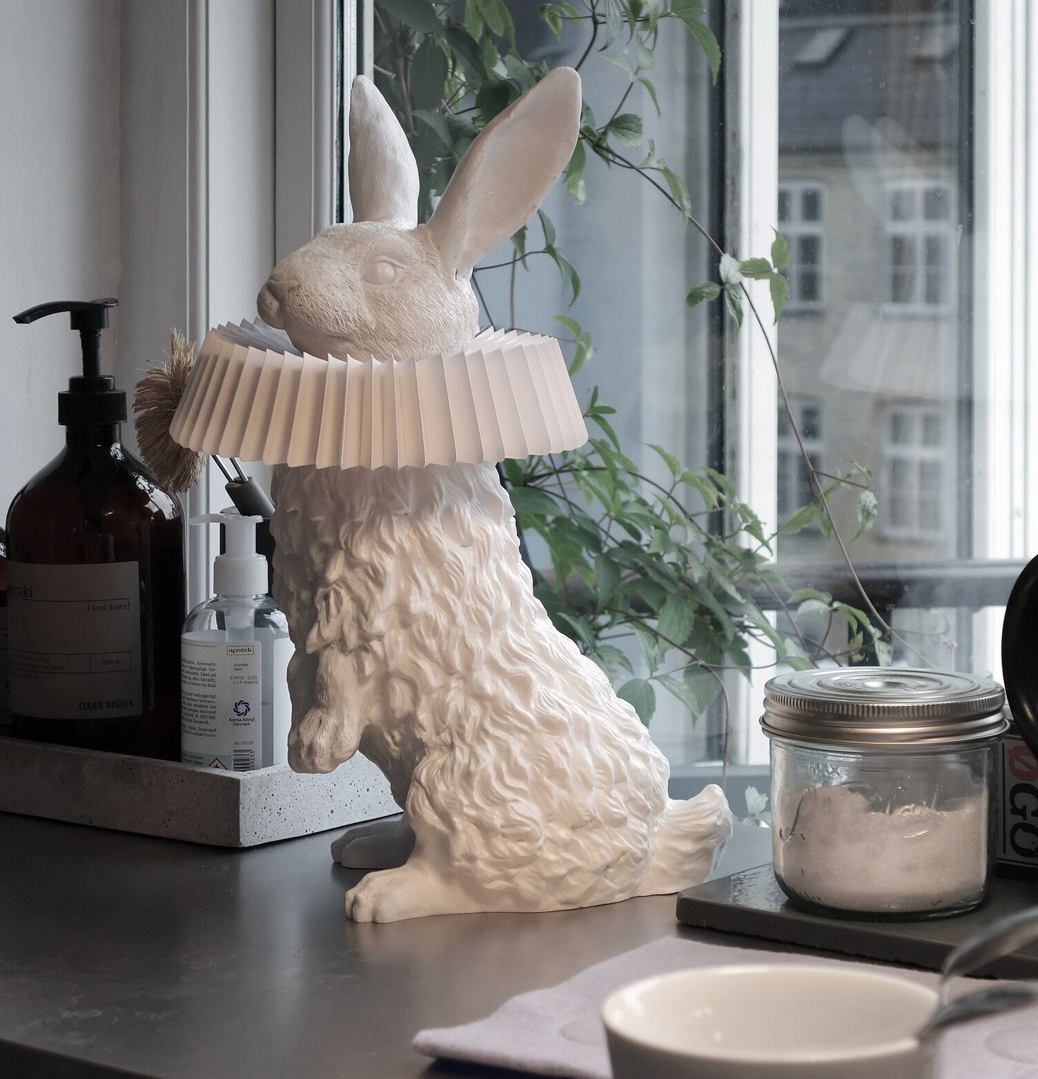 Bordslampa Rabbit X Stand från Haoshi Design på grå yta