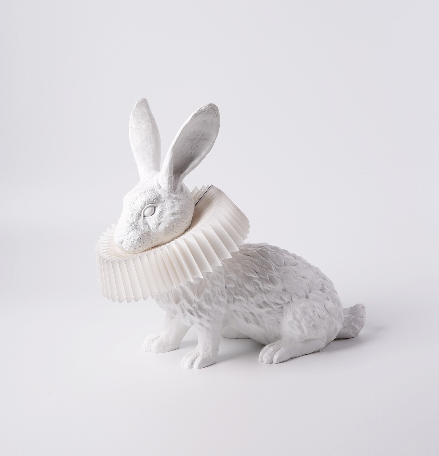Bordslampa Rabbit X Squat från Haoshi Design i vit färg