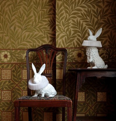 Bild av kreativ bordslampa med kanin och antik stol