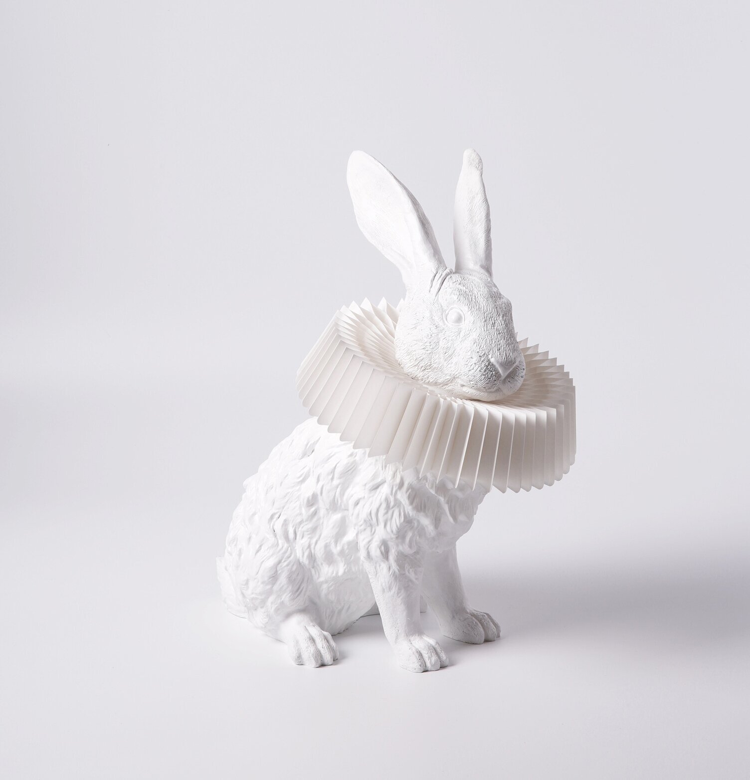Bordslampa Rabbit X Sit från Haoshi Design mot vit bakgrund