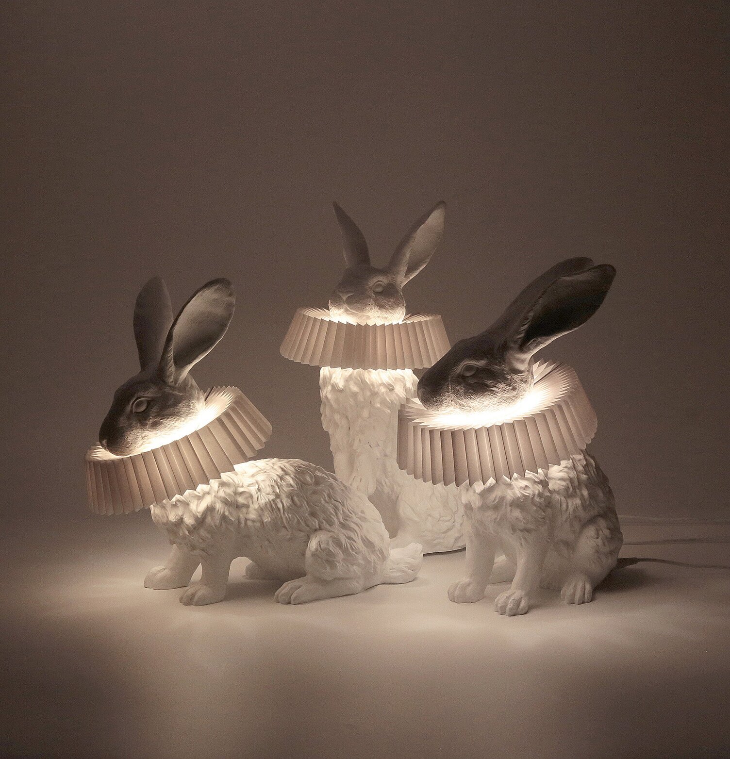 Bordslampa Rabbit X Sit från Haoshi Design på mörk yta